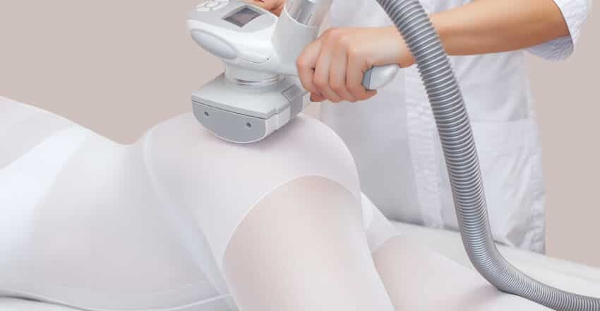 The masseur is preparing to make an  hardware anti-cellulite massage in a beauty salon.